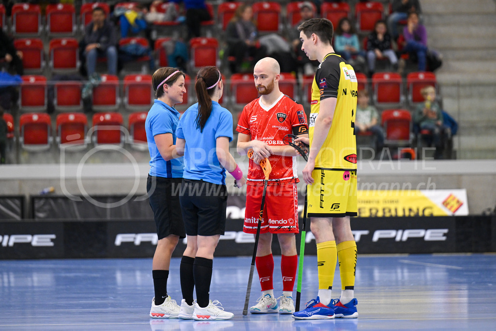 HC Rychenberg vs Floorball Köniz - 18. Dezember 2022 | HC Rychenberg vs Floorball Köniz
AXA Arena, Winterthur
Schiedsrichterinnen Corina Wehinger und Sandra Zurbuchen im Gespräch mit Jan Zaugg (#61 Floorball Köniz) und Nils Conrad (#4 HC Rychenberg).
Bild: Sportfotografie Markus Aeschimann | www.markus-aeschimann.ch - Realisiert mit Pictrs.com