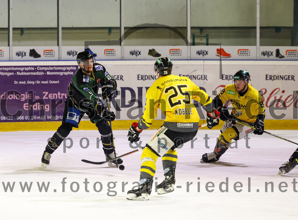 2022-11-20_140_TSV_Erding_gegen_ERSC_Amberg | Erding, Deutschland, 20.11.2022:
Eishockey, Bayernliga 2022 / 2023, 15. Spieltag, TSV Erding gegen ERSC Amberg, Endergebnis: 5:1

Roni Rukajärvi (Erding Gladiators, #61), Felix Köbele (ERSC Amberg, #25), Marco Pronath (ERSC Amberg, #88)

Foto: Christian Riedel / fotografie-riedel.net
