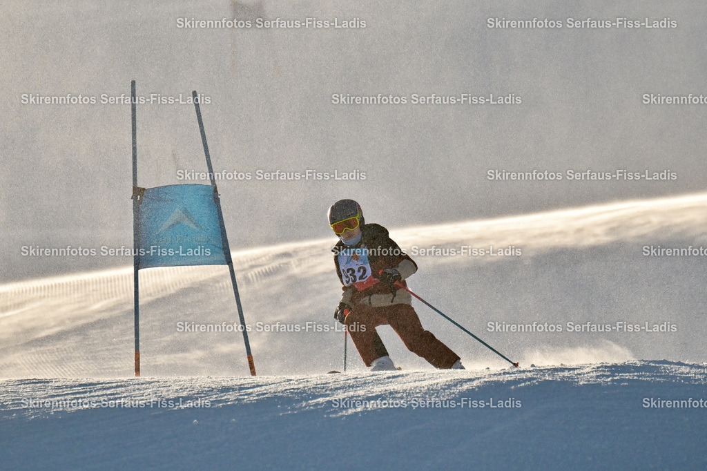 SRF_25.12.2025_0354 | Skirennfotos,Serfaus,Fiss,Ladis,Kinderskirennen,Winter,Tirol,Oberland,skirace,SFL,feelfree,weil wir's genießen,ski,Ski,skifahren,Sonnenplateau, - Realisiert mit Pictrs.com