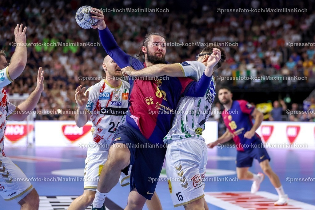 KoeEHF14062502063 | 14.06.2025, Handball, Halbfinale TruckScout24 EHF FINAL4, LANXESS arena Köln, FC Barcelona - SC Magdeburg: Luis Diogo Sousa Frade (Barca FC Barcelona ESP #82) gegen Antonio Serradilla Cuenca (Magdeburg #15) 