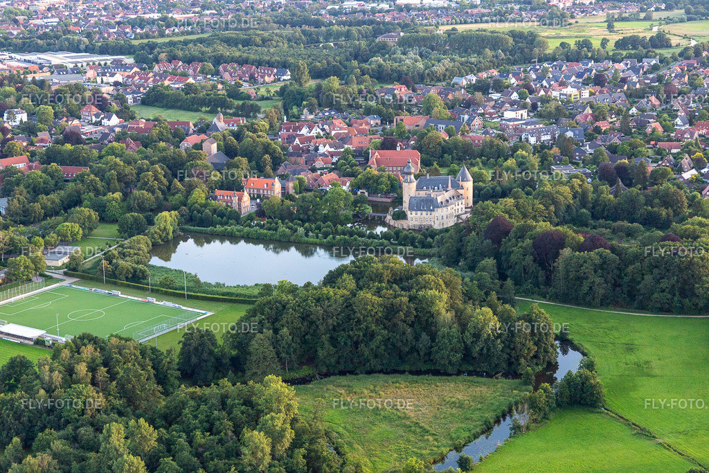 Jugendburg Gemen von Osten | Luftbild: Jugendburg Gemen von Osten im Ortsteil Gemen in Borken im Bundesland Nordrhein-Westfalen in Deutschland. Foto: IMG_008059.jpg vom 12.07.2020 durch Werner Riehm/FLY-FOTO.de - Realisiert mit Pictrs.com