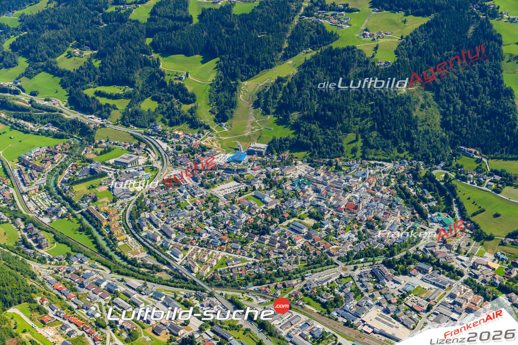 Luftaufnahme der Stadt Schladming - Die Luftaufnahme wurde 2025 vom UL-Flugzeug heraus erstellt ( keine Drohne ) - Hochauflösende Luftaufnahme - für professionelle Ausdrucke geeignet. Die Geschenkidee !Mit Lizenz und Bildrechte bestellbar