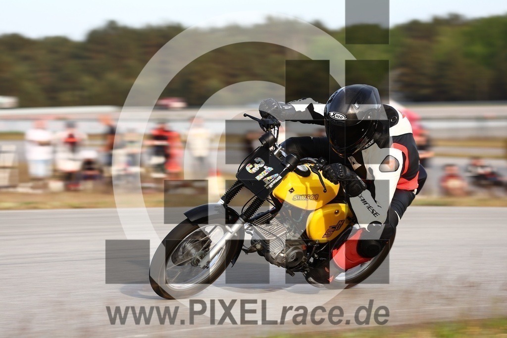 1000-20240509_04605 | Schöne Erinnerungen an spannende Momente - das festzuhalten ist unser Job. PIXELrace.de ist seit 2003 auf den Rennstrecken Europas unterwegs um die Action draußen beim Fahren und die wunderbare Stimmung imm Fahrerlager für euch einzufangen.