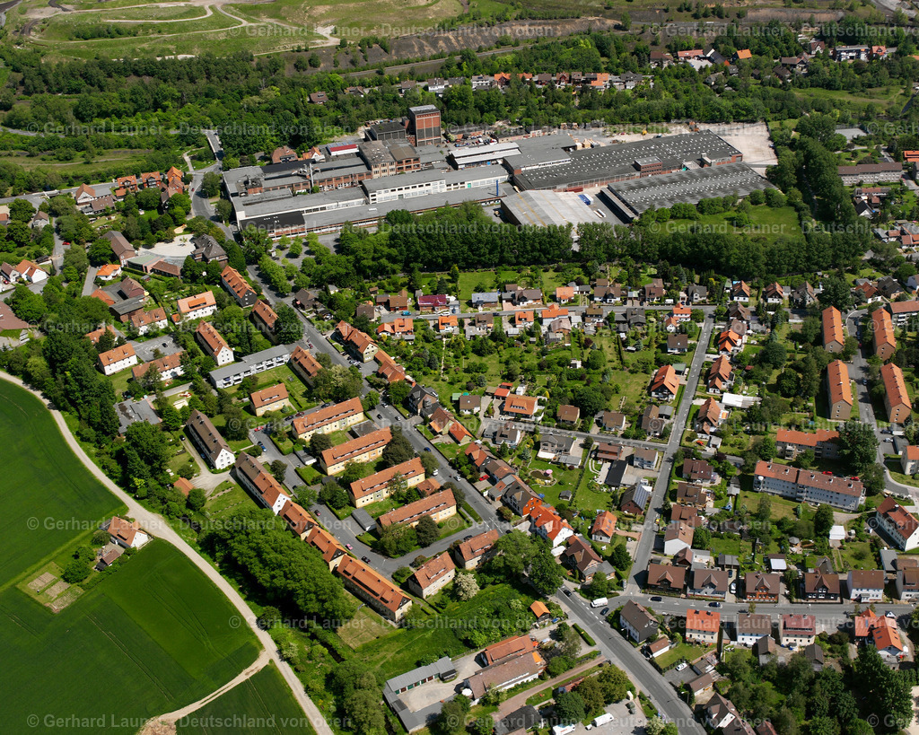 2638439 | OKER 09.06.2006 Wohngebiet - Mischbebauung der Mehr- und Einfamilienhaussiedlung  in Oker im Bundesland Niedersachsen, Deutschland // Residential area - mixed development of a multi-family housing estate and single-family housing estate  in Oker in the state Lower Saxony, Germany Foto: Gerhard Launer