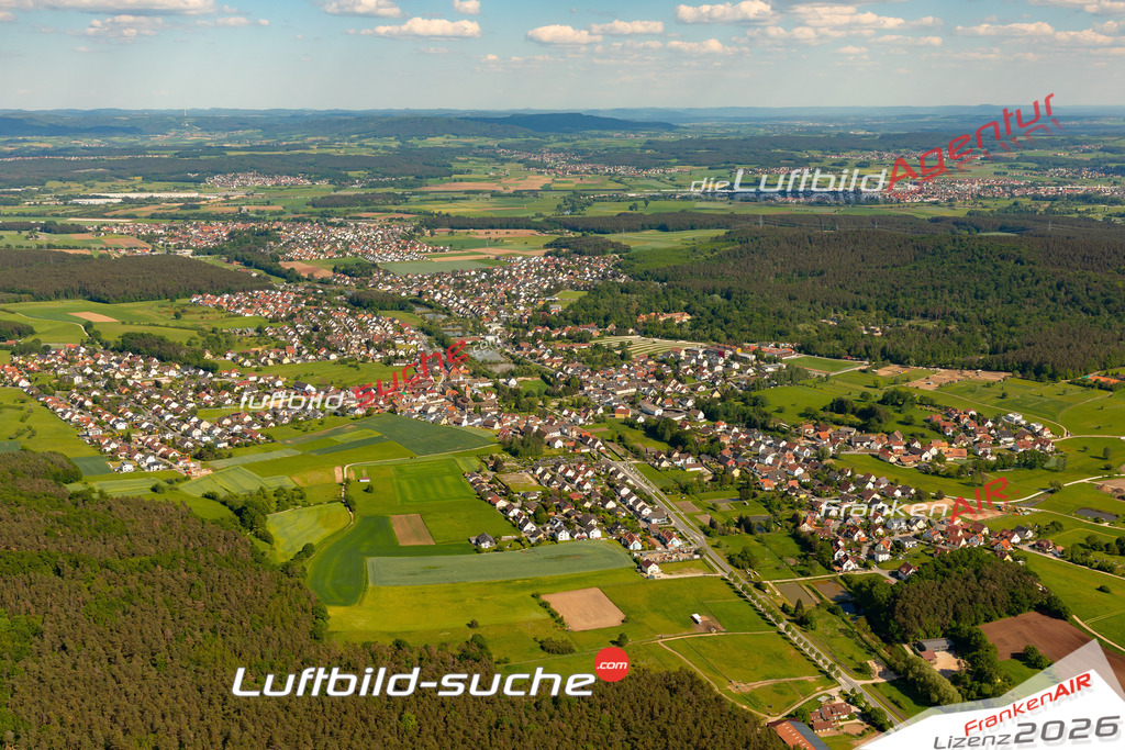 Das Luftbild zeigt :  Heroldsbach - Die Luftaufnahme wurde 2024 vom UL-Flugzeug aus erstellt ( keine Drohne ) - Hochauflösende Luftaufnahme - Für grossformatige Ausdrucke geeignet. Die Geschenkidee !Mit Lizenz und Bildrechte bestellbar