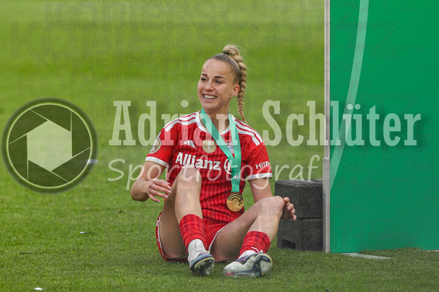 14.05.2026, GER, Fussball, Frauen, DFB-Pokal, Finale, Saison 2025/2026, VfL Wolfsburg - FC Bayern München | Giulia Gwinn (Bayern) lächelt, lacht sitzend auf dem Boden mit der Medaille um den Hals