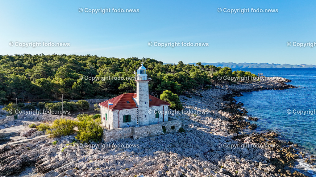 Kroatien_ Brac_ Insel in Dalmatien_ Milna_ 18.07.2025-9 | 18.07.2025, Kroatien, HRV, Brac, Insel in Dalmatien, Milna im Bild Themenbild, Leuchtturm Razanj an der Westseite von Brac und weist Schiffen den Weg durch die Splitska vrata, einen der belebtesten dalmatinischen Kanaele, Luftaufnahme, Drohne, Feature, Symbolbild