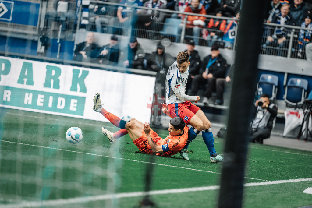 Fußball | Männer | Saison 2024/2025 | 2. Fußball-Bundesliga | 7. Spieltag | Hamburger SV vs. SC Paderborn 07 | 28.09.2024 | v.l. Raphael Obermair (#23, SC Paderborn 07) gegen hsv33