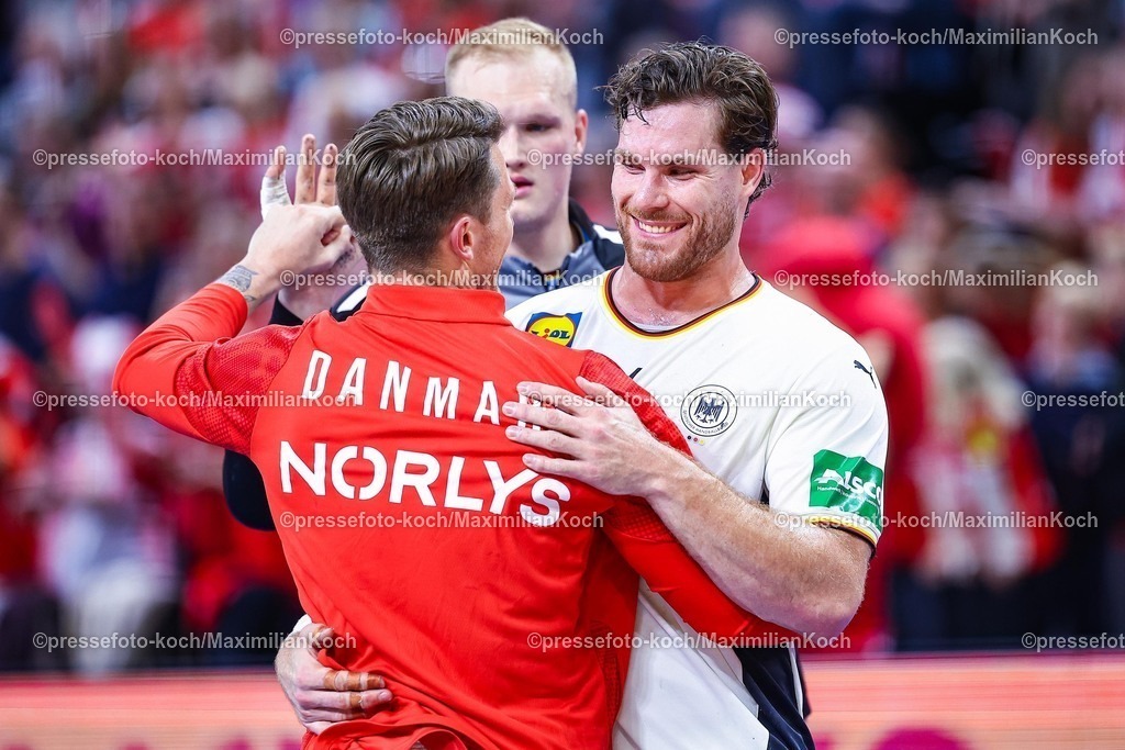 xIAJx150520261052 | 15.05.2026, xIAJx, Handball, Länderspiel, Testspiel, Dänemark - Deutschland, Royal Arena Kopenhagen: Emil Jakobsen (Dänemark #7) mit Teamkollege aus Flensburg Johannes Golla (Deutschland 4) nach dem Spiel