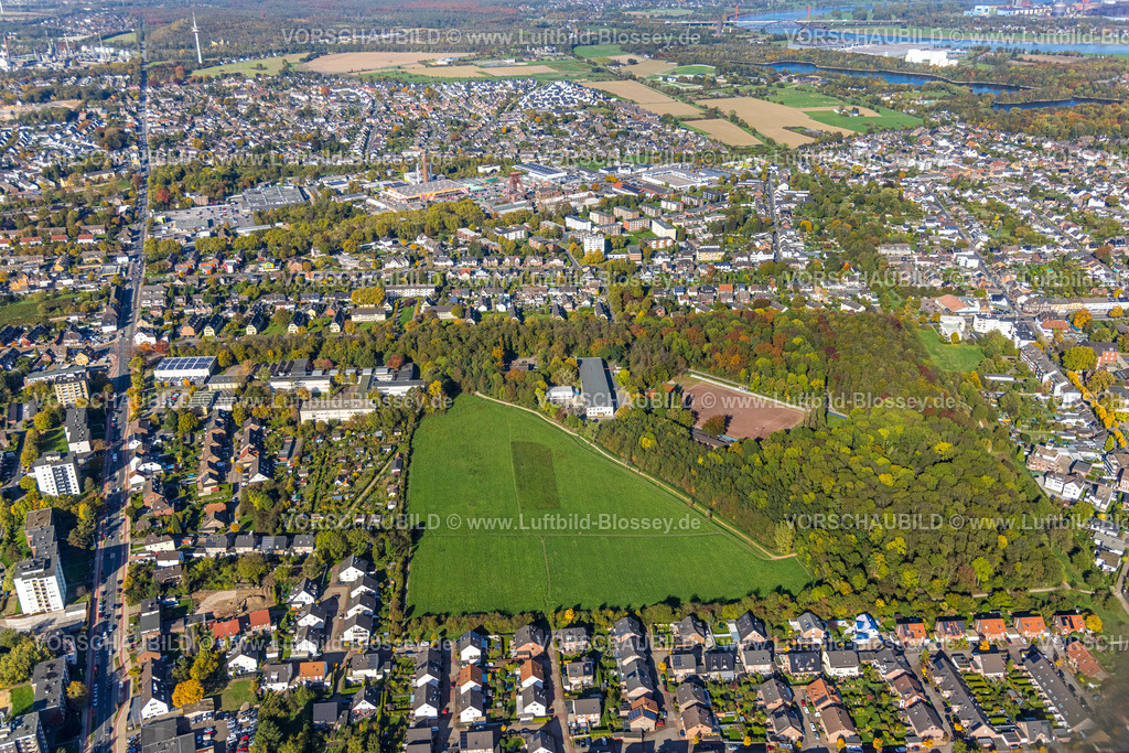 Moers221004083 | Luftbild, Grünfläche am Scherpenberger Wäldchen, Geschwister-Scholl-Gesamtschule, Moers-Hochstraß, Moers, Ruhrgebiet, Nordrhein-Westfalen, Deutschland