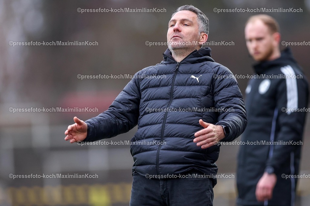 BVBII01032501042 | 2025.03.01, Fußball, 3.Liga, Borussia Dortmund II - Rot-Weiss Essen, Stadion Rote Erde, Saison 2024 2025: Trainer Jan Zimmermann (BVBII) gestikulierend an der Seitenlinie