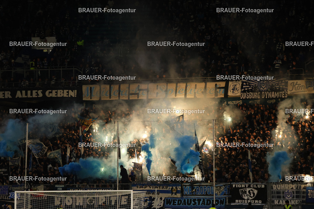 MSV Duisburg - Rot-Weiss Essen  | Duisburg, Deutschland, 26.10.2025 Fans von MSV Duisburg zünden Pyro im Fanblock  während des 3.Liga Spiels zwischen MSV Duisburg und Rot-Weiss Essen in der Schauinsland-Reisen-Arena am 26.10.2025 in Duisburg (Foto von Timo Bluhmki-Schmidt/ Brauer Fotoagentur