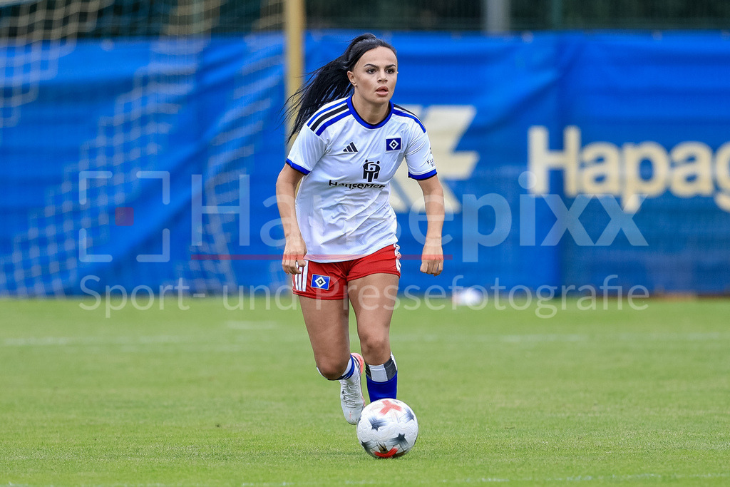 Fussball, Testspiel Frauen, Hamburger SV - Odense BK | Nigar Mirzaliyeva (Hamburger SV, HSV, 4) am Ball, Freisteller, Einzelbild, Ganzkörper, Aktion, Action, Spielszene