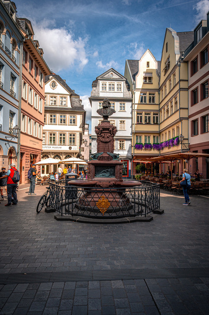 MBF_1879 | Gasse mit Brunnen und umliegenden Fachwerkhäusern in der Frankfurter Altstadt, Frankfurt am Main, Hessen, Deutschland - Realisiert mit Pictrs.com