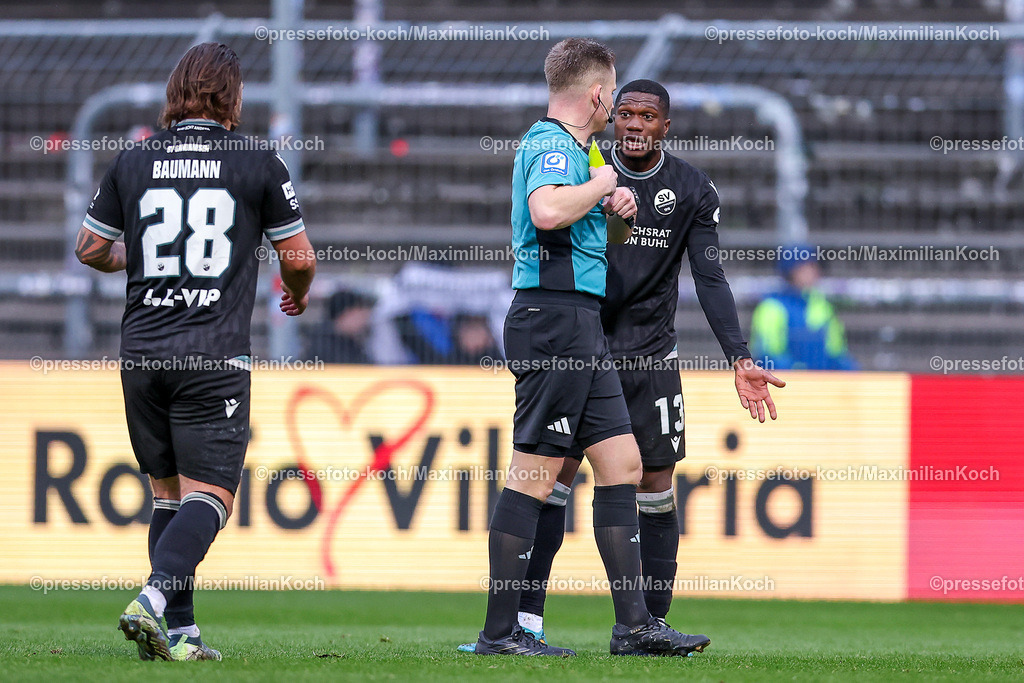 FCVK21122401044 | 21.12.2024, Fußball, FC Viktoria Köln – SV Sandhausen, 3.Liga, Sportpark Höhenberg, Saison 2024 2025: Schiedsrichter Felix Weller zeigt Gelbe Karte für Emmanuel Iwe (Sandhausen #13)DFB regulations prohibit any use of photographs as image sequences and or quasi-video.