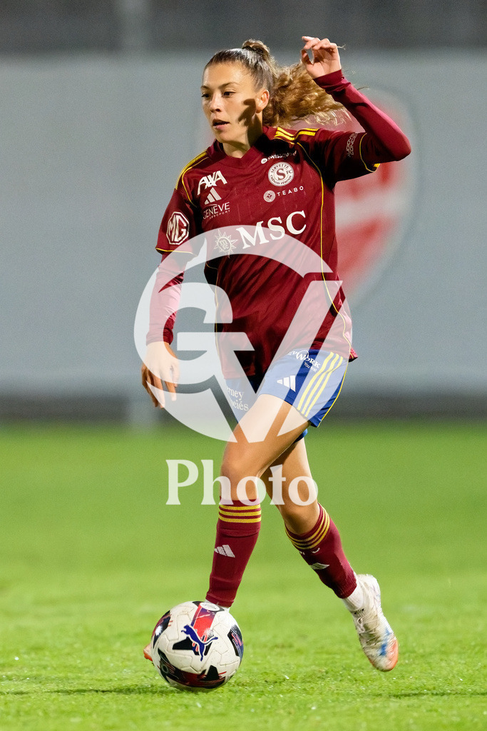 DZ9_5338_c | Switzerland: AXA Womens Super League 2025/26, Servette FC Chenois Feminin vs FC Aarau Frauen - Stade des Trois-Chene, Chene-Bourge: Ascension Martinez Salinas (8 Servette FC Chenois Feminin) cb$