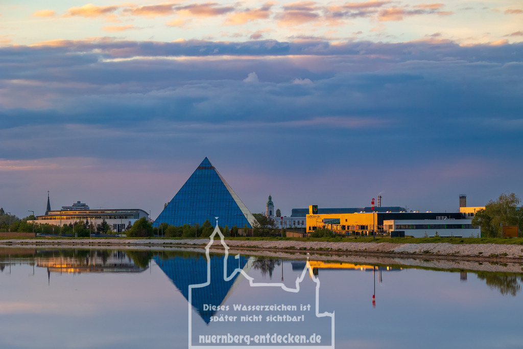 Lost-Place in Franken | Das ehemalige Hotel-Pyramide am Europakanal in Fürth steht seit Jahren leer. Welche Nachnnutzung der Eigentümer Aroundtown für die Zukunft mit dem leerstehenden Gebäude hat ist unbekannt. - Realisiert mit Pictrs.com