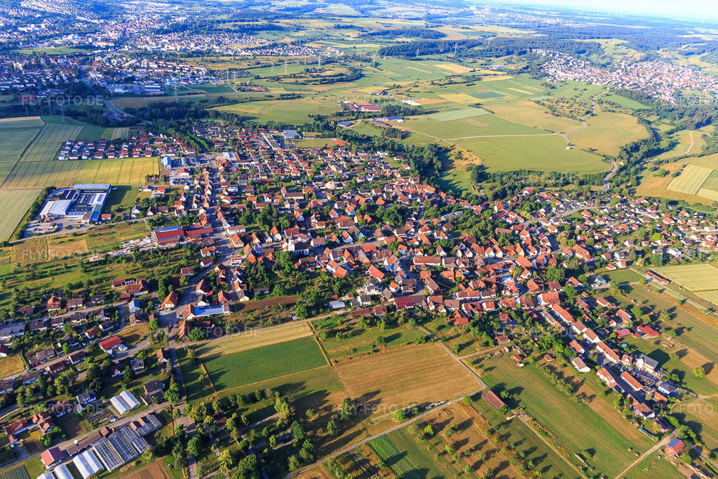 Luftbild: Ortsübersicht aus Norden im Ortsteil Ostdorf in Balingen im Bundesland Baden-Württemberg in Deutschland. Foto: IMG_148887.jpg vom 28.06.2025 durch Werner Riehm/FLY-FOTO.de