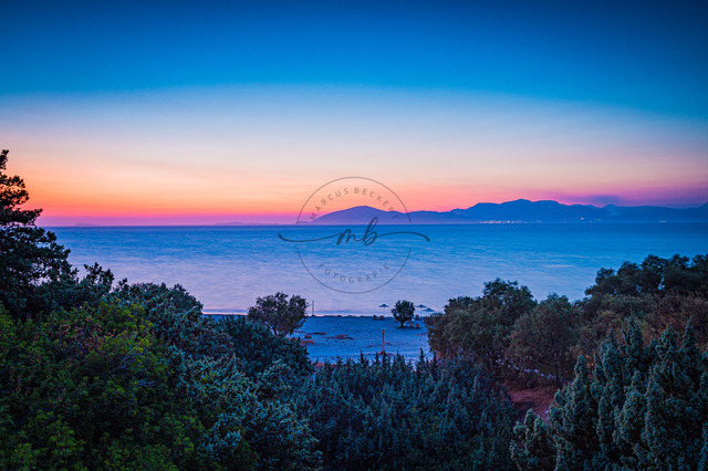 2024-07-18_20-03-19_060 | Strand auf der Insel Kos in der Nähe der Stadt Mastichari im Sommer bei Sonnenuntergang, Mastichari, Kos, Griechenland - Realisiert mit Pictrs.com