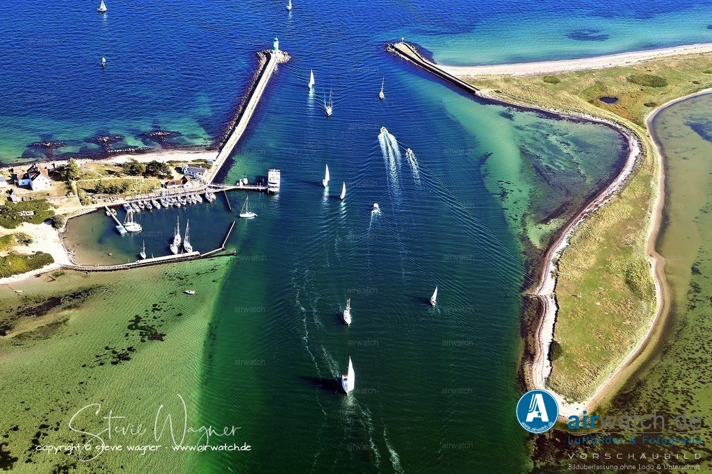 Luftbild Schleimünde - Der größte Teil der Halbinsel ist heute das Naturschutzgebiet. | Der größte Teil der Halbinsel ist heute das Naturschutzgebiet Schleimündung, das vom Verein Jordsand durch einen Vogelschutzwart betreut wird. Die Halbinsel ist 112 Hektar groß und kaum fünf Meter höher als der Wasserspiegel, weshalb sie bei Sturmfluten teilweise unter Wasser steht.