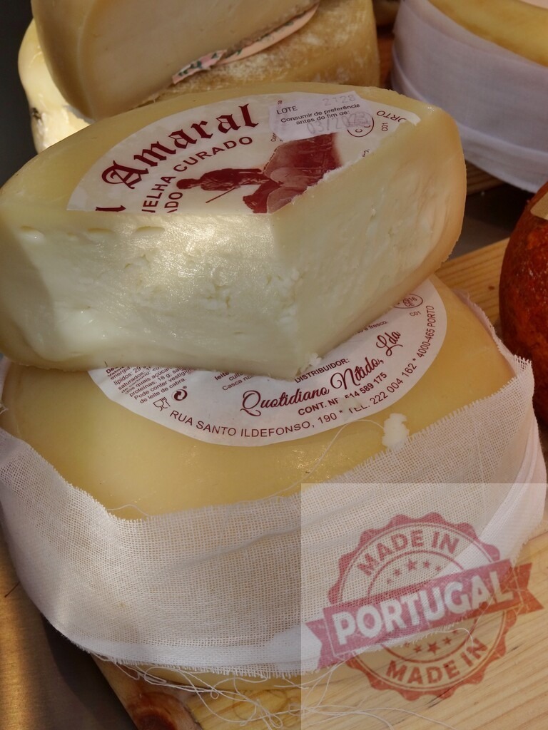 Amaral curado cheese wheel and Portuguese dairy products | Portuguese artisanal cheese varieties on display at a market - Realisiert mit Pictrs.com