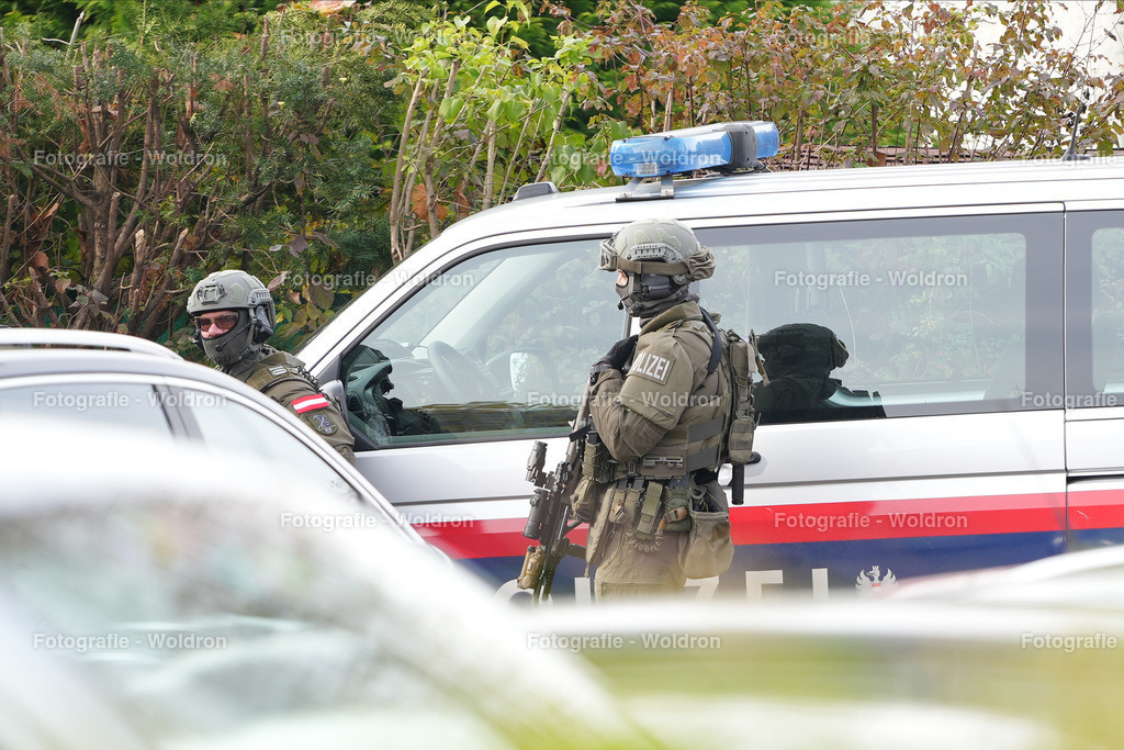 20221111 Amoklauf in Mittelschule Haselstauden | DORNBIRN, OESTERREICH - 11. NOVEMBER: Polizeieinsatz waehrend des Amoklaufs in der Mittelschule Haselstauden in Mittelschule Haselstauden on November 11, 2022 in Dornbirn, Austria.