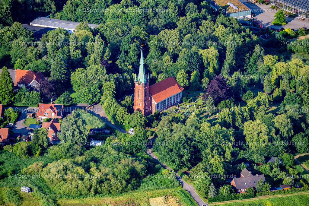 Hamburg_Moorfleet_Kirche_St_Nikolai_ELS_6362160625 | HAMBURG 16.06.2025 Kirchengebäude " St.Nikolai " an der Straße Moorfleeter Kirchenweg in Hamburg, Deutschland. // Church building " St.Nikolai " on street Moorfleeter Kirchenweg in Hamburg, Germany. Foto: Martin Elsen