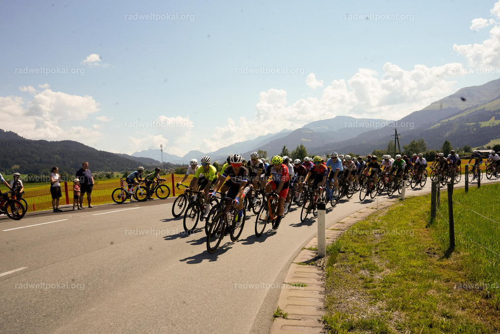 266_20230817_Bewerb_Maenner_Muehlanger | AUT - OESTERREICH, 2023-08-16: SPORT RENNRAD-FAHREN - 55. INTERNATIONALER RADWELTPOKAL IN ST. JOHANN IN TIROL  - Vintage-Radrennen mit WM-Bronze-Medaillen-Siegerin Christina Schweinberger, den Teilnehmer und Alexander Baumann (vom Orginastions-Team) - TAG 2 BEWERB MAENNER IN SECHS GRUPPEN  ; Foto: Roland Muehlanger