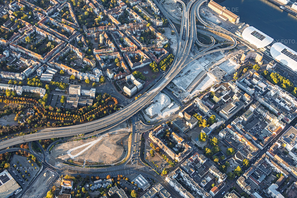 Luftbild: Baustelle zum Abriss der Hochstraße Nord (B44) für die geplanten Helmut-Kohl-Allee und Auffahrt zur gesperrten Kurt-Schumacher-Brücke nach Sprengung des Würfelbunkers und Abriss des Rathaus-Centers im Ortsteil Mitte in Ludwigshafen im Bundesland Rheinland-Pfalz in Deutschland. – Foto: IMG_159717.jpg vom 06.10.2026 durch Werner Riehm/FLY-FOTO.de – Auflösung des Originals: 5747 x 3831 px