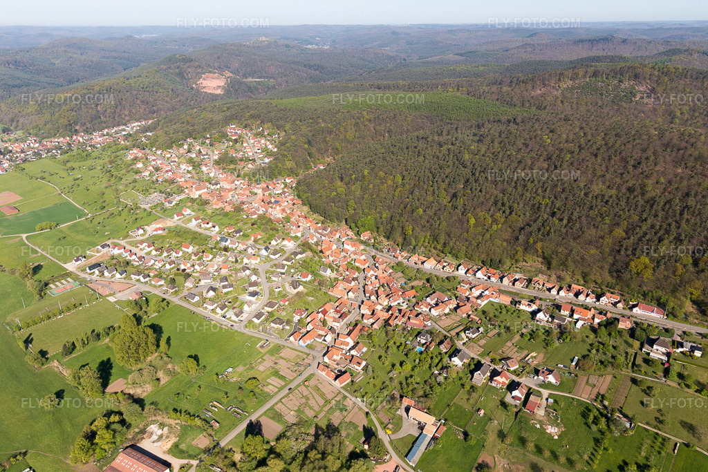 Aerial view: View of the town in Offwiller in the state Bas-Rhin, France.Photo: IMG_099469.jpg taken on 04/30/2017 by Werner Riehm/FLY-FOTO.comResolution of the original: 5472 x 3648 px