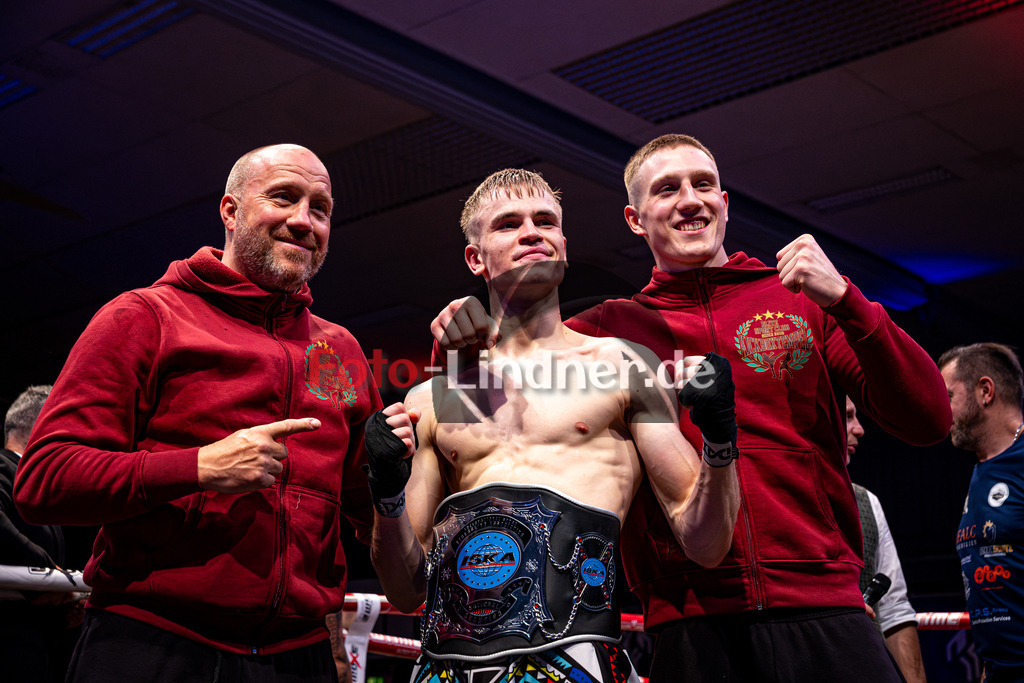 Maksym Palyha (blau) gegen Jesen Hamad (MFA Penz - rot) | MFA Fight Night DM Titelfight K1 Style bis 70kg , Maksym Palyha (blau) gegen Jesen Hamad (MFA Penz - rot), 20251108,,2025-11-08 in Penzberg (Wellenberghalle Penzberg), Copyright: WolfgangxLindner www.foto-lindner.de