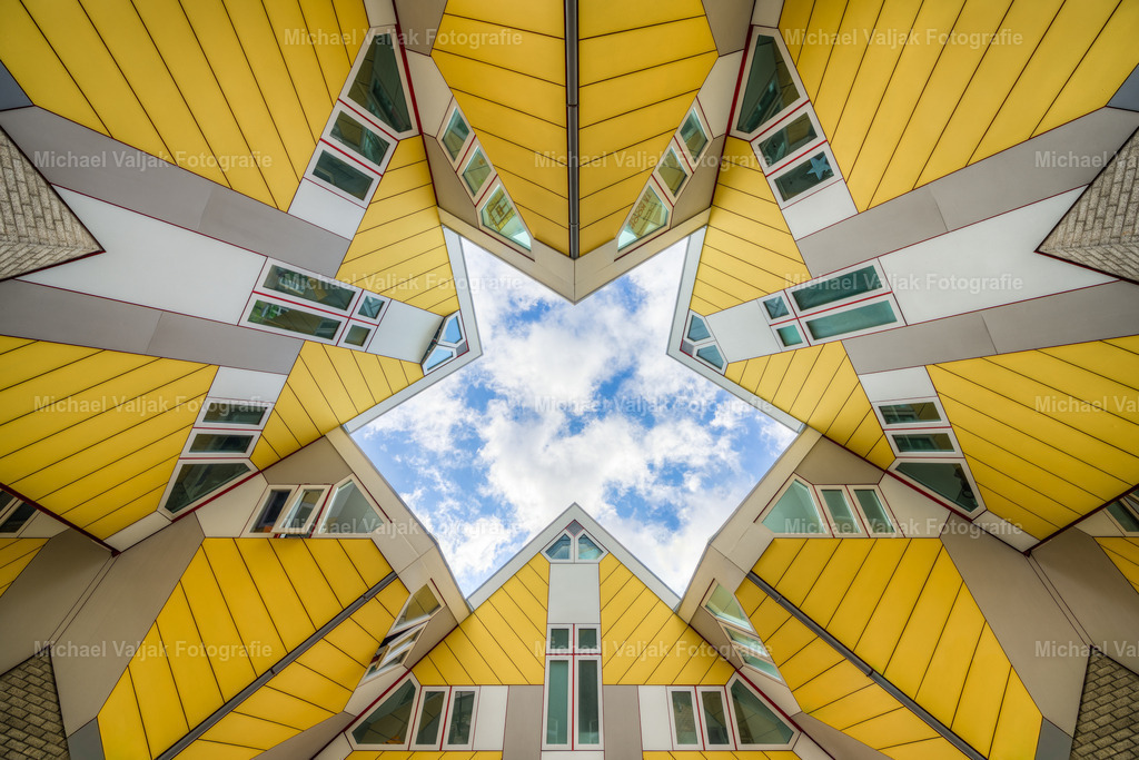 Kubushäuser in Rotterdam | Blick nach oben in einem der Innenhöfe der Kubushäuser in Rotterdam. - Realisiert mit Pictrs.com