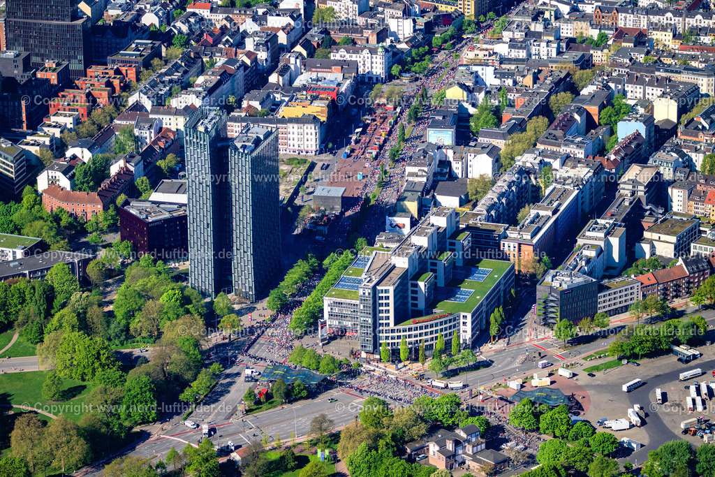 Hamburg_Marathon_Reeperbahn_ELS_218270425 | HAMBURG 27.04.2025 Stadtzentrum im Innenstadtbereich mit Läufern zum " Hamburg Marathon " an der Straße Helgoländer Allee, Millerntorplatz, Reeperbahn im Ortsteil Sankt Pauli in Hamburg, Deutschland. Weiterführende Informationen bei: Marathon Hamburg Veranstaltungs GmbH. // The city center in the downtown area with Laeufern zum " Hamburg Marathon " on street Helgolaender Allee, Millerntorplatz, Reeperbahn in the district Sankt Pauli in Hamburg, Germany. Further information at: Marathon Hamburg Veranstaltungs GmbH. Foto: Martin Elsen