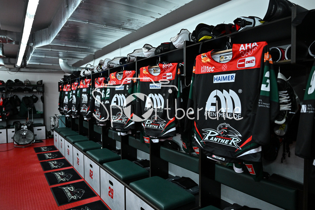 Augsburger Panther - ERC Ingolstadt | Die Trikots haengen in der Pantherkabine vor der Partaie gegen Ingolstadt / DEL: Augsburger Panther - ERC Ingolstadt, Curt Frenzel Stadion am 26.01.2025