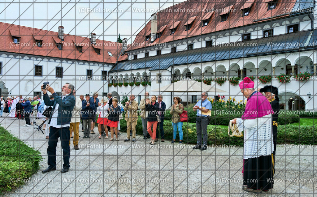 ALP3670_Jeanne de Ferrette_Aufmarsch_Kartause Gaming | (C)FotoLois.com, Alois Spandl, 700stes Hochzeitsjubiläum - Albrecht II. mit Johanna von Pfirt in Thann (FR) im März 2024. Empfang des Organistionskommitees aus der Region Ferrette (Pfirt)/Thann aus dem Elsass mit Empfang durch die Stadtgemeinde und Bezirkshauptmannschaft Scheibbs im Schloss Scheibbs und anschließender Kranzniederlegung in der Kartausenkirche über der Krypta des Gründerehepaares durch Mitglieder des Templer Ordens im Beisein von Mitgliedern der Goldhaubengruppen, Fr 22. September 2023.