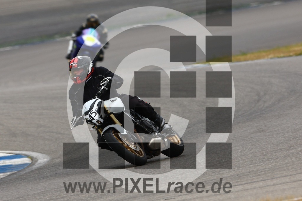0045-20250529_02126 | Schöne Erinnerungen an spannende Momente - das festzuhalten ist unser Job. PIXELrace.de ist seit 2003 auf den Rennstrecken Europas unterwegs um die Action draußen beim Fahren und die wunderbare Stimmung imm Fahrerlager für euch einzufangen.