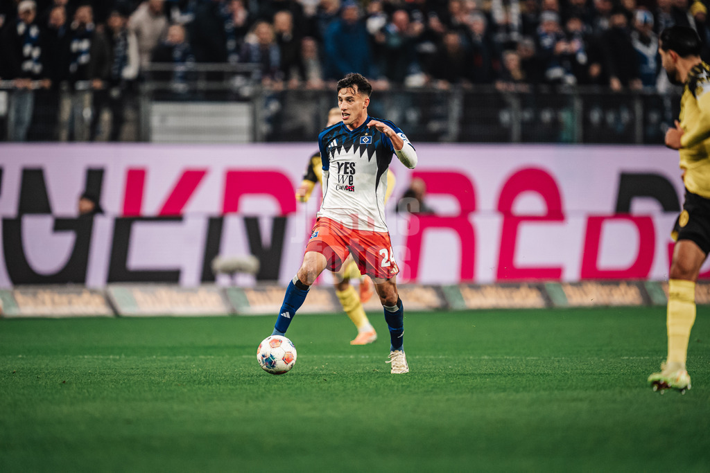 Fußball | Männer | Saison 2025/2026 | 1. Fußball-Bundesliga | 10. Spieltag | Hamburger SV vs. Borussia Dortmund | 08.11.2025 | Nicolas Capaldo (#24, HSV) am Ball