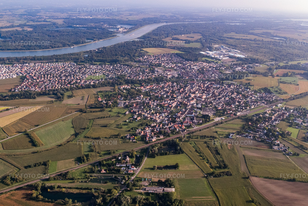 Aerial view: View of the town from the north in Drusenheim in the state Bas-Rhin, France. – Photo: P1000941.jpg taken on 09/15/2014 by Werner Riehm/FLY-FOTO.com – Resolution of the original: 5472 x 3648 px