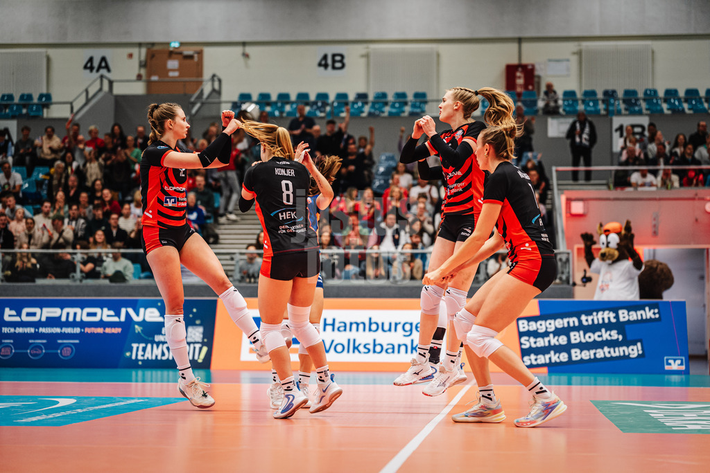 Volleyball | Frauen | Saison 2025/2026 | Volleyball Bundesliga | ETV Hamburger Volksbank Volleys vs. Dresdner SC | 15.11.2025 | ETV jubelt nach einem Ass von Hannah Ammerman (#12, ETV Hamburger Volksbank Volleys) links