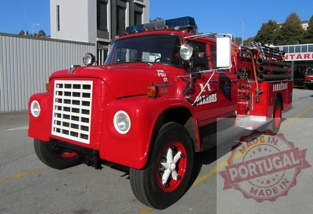 Red fire engine parked at a fire station in Paredes | Red fire engine parked outdoors, ready for emergency response - Realisiert mit Pictrs.com