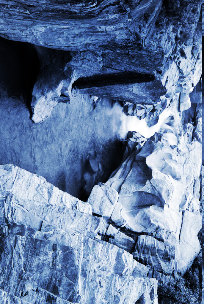 01_Steinwort_Verzasca_50x33_5_8349 Kopie | Felsschlucht im Valle Verzasca, Tessin, CH, Bild aus der Serie STEINWORTE - Bilder zur Stille - Fotoausstellung iim Mai 2022 m forumPhoto, Offenburg BIld blau getont. Fine Art DRuck auf Hahnemühle Photorag supersmooth 42 x 60 cm