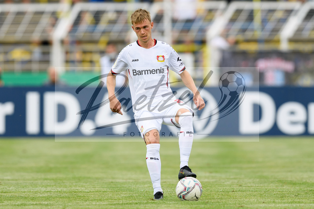 LLELEV20210807_119 | Fussball, Herren: Daley Sinkgraven (Bayer 04 Leverkusen) in Aktion, am Ball, Einzelaktion beim Spiel der 1. Runde im DFB-Pokal zwischen 1. FC Lokomotive Leipzig und Bayer 04 Leverkusen im Bruno-Plache-Stadion am 07.08.2021 in Leipzig, Deutschland.DFB / DFL REGULATIONS PROHIBIT ANY USE OF PHOTOGRAPHS AS IMAGE SEQUENCES AND/OR QUASI-VIDEO. - Realisiert mit Pictrs.com