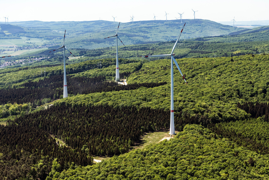 dr__dsc9728.jpg | WALDALGESHEIM 08.05.2018 Windenergieanlagen ( WEA ) - Windrad- in einem Wald- und Forstgebiet in Waldalgesheim im Bundesland Rheinland-Pfalz, Deutschland. // Wind turbine windmills (WEA) in a forest area in Waldalgesheim in the state Rhineland-Palatinate, Germany. Foto: Daniel Reiter