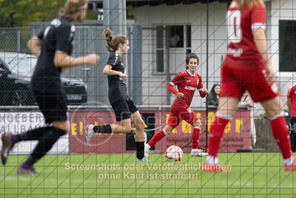 20251012_134453_0626 | #,1.FC Donzdorf (schwarz) vs. VfB Stuttgart II (rot), Fussball, Frauen-Verbandsliga Württemberg, 05. Spieltag, Saison 2025/2026, Rasenplatz Lautertal Stadion, Süßener Straße 16, 73072 Donzdorf, 12.10.2025 - 13:00 Uhr,Foto: PhotoPeet-Sportfotografie/Peter Harich