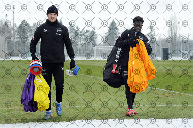 RGE_8575b | Hertha BSC, 2.Bundesliga, Herren, Training, Saison 2025/26, im Bild von li. Pascal Klemens ( Hertha BSC ),  Boris Lum ( Hertha BSC ), Mittwoch  28.01. 2026,   Fotograf:   Ralf Gebhardt - Realisiert mit Pictrs.com