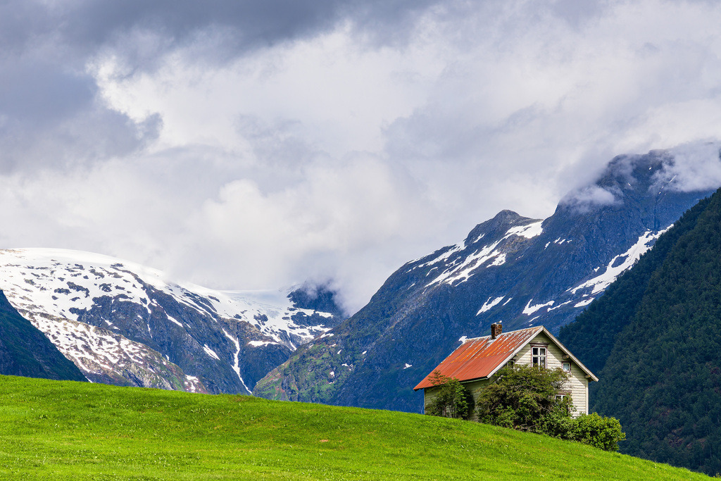 Landschaft mit Holzhütte in Fjærland, Norwegen | Landschaft mit Holzhütte in Fjærland, Norwegen.
