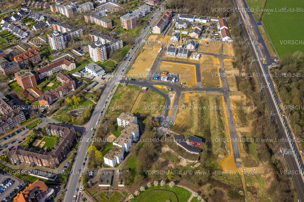 Voerde240309189 | Luftbild, Voerder Feld Baugebiet Wohnquartier LIVE GREEN VOERDE Friedrichsfelder Straße an der Bahnlinie, Ausbau der Betuweroute und Betuwe-Linie Eisenbahnstrecke, Baustelle mit Schallschutzwand, Voerde, Nordrhein-Westfalen, Deutschland