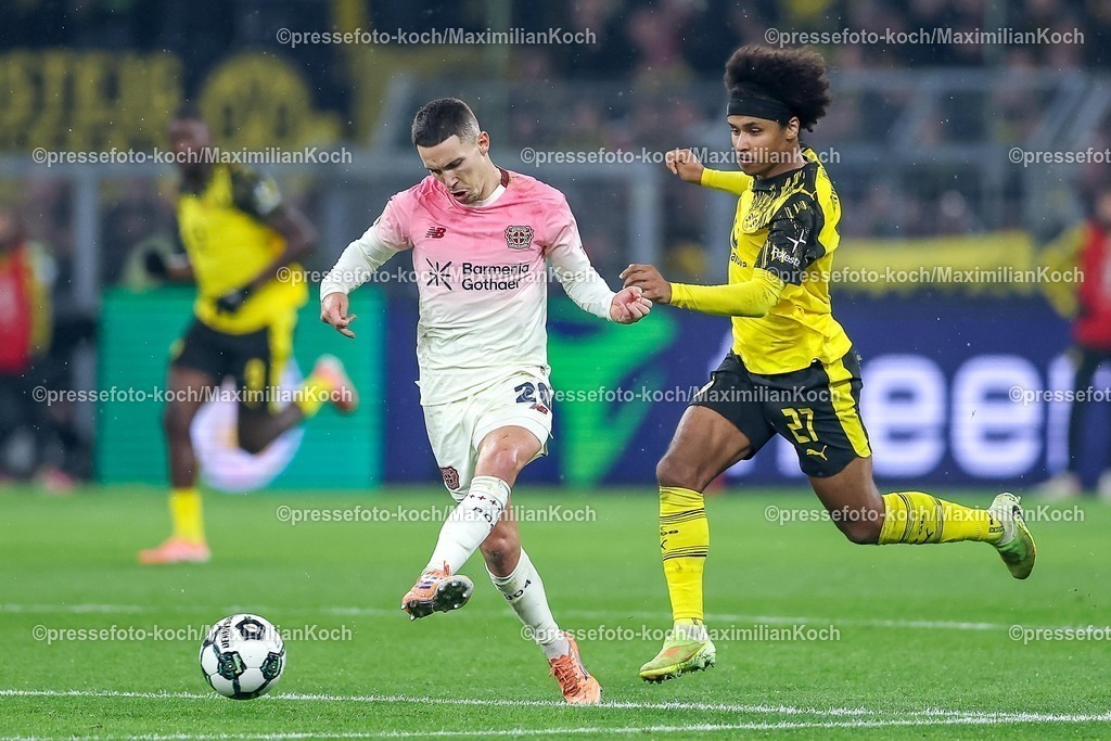 1E2A2776 | 02.12.2025, Fußball, DFB-Pokal, Borussia Dortmund - Bayer 04 Leverkusen, Achtelfinale, Signal Iduna Park, Saison 2025 2026: Alejandro Grimaldo (Bayer04 #20) im Zweikampf gegen  Karim Adeyemi (BVB #27) DFB regulations prohibit any use of photographs as image sequences and or quasi-video.