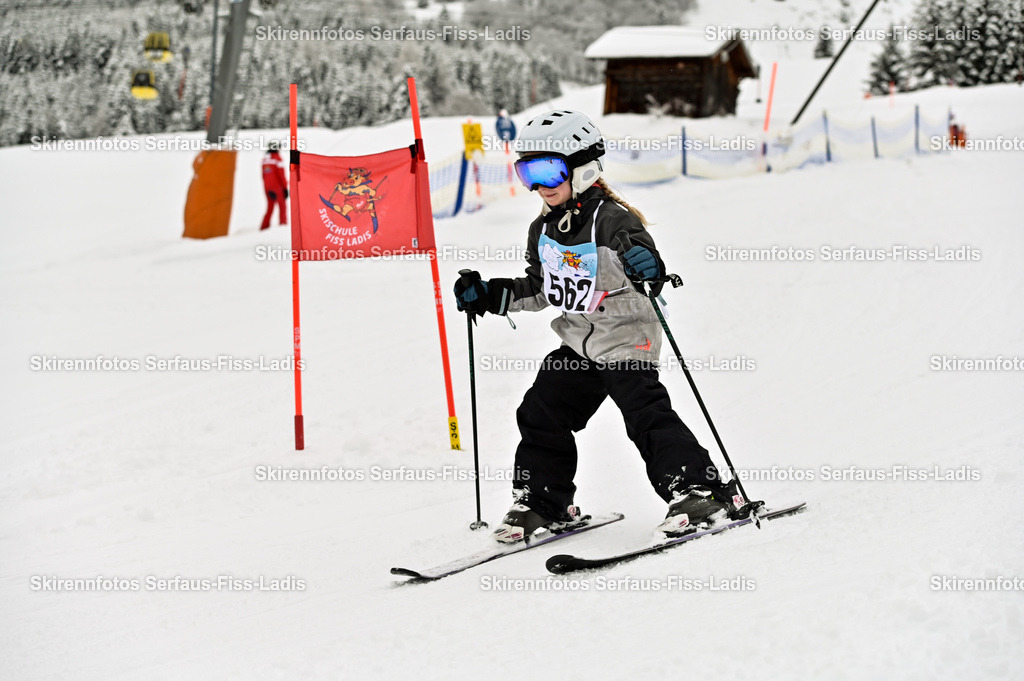 SRF_20.02.2026_0487 | Skirennfotos,Serfaus,Fiss,Ladis,Kinderskirennen,Winter,Tirol,Oberland,skirace,SFL,feelfree,weil wir's genießen,ski,Ski,skifahren,Sonnenplateau, - Realisiert mit Pictrs.com