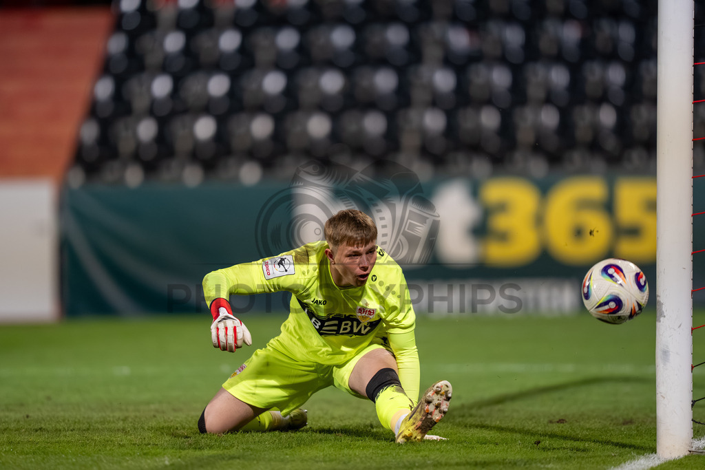 VfB Stuttgart II vs. FC Energie Cottbus, Fussball, 3.Liga, 27. Spieltag, Saison 2025/2026, 03.03.2026 | Florian Pascal Hellstern (VfB Stuttgart II, #01),VfB Stuttgart II vs. FC Energie Cottbus, Fussball, 3.Liga, 27. Spieltag, Saison 2025/2026, 03.03.2026Foto: photosbyphips/Philip Ziegler